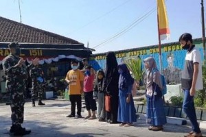 Anggota Koranil jalaksana saat memberikan oengarahan kepada pelajar sebelum menggunakan internet gratis.